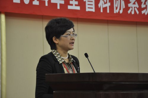 市科协主席徐群芳在会议上交流发言