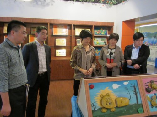 市科协主席徐群芳参观万石实验小学石娃苑