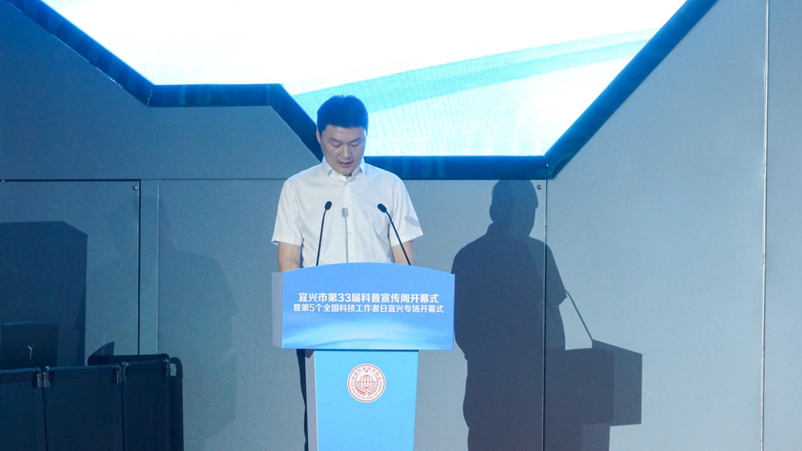 市科协副主席陈俊主持开幕式.jpg